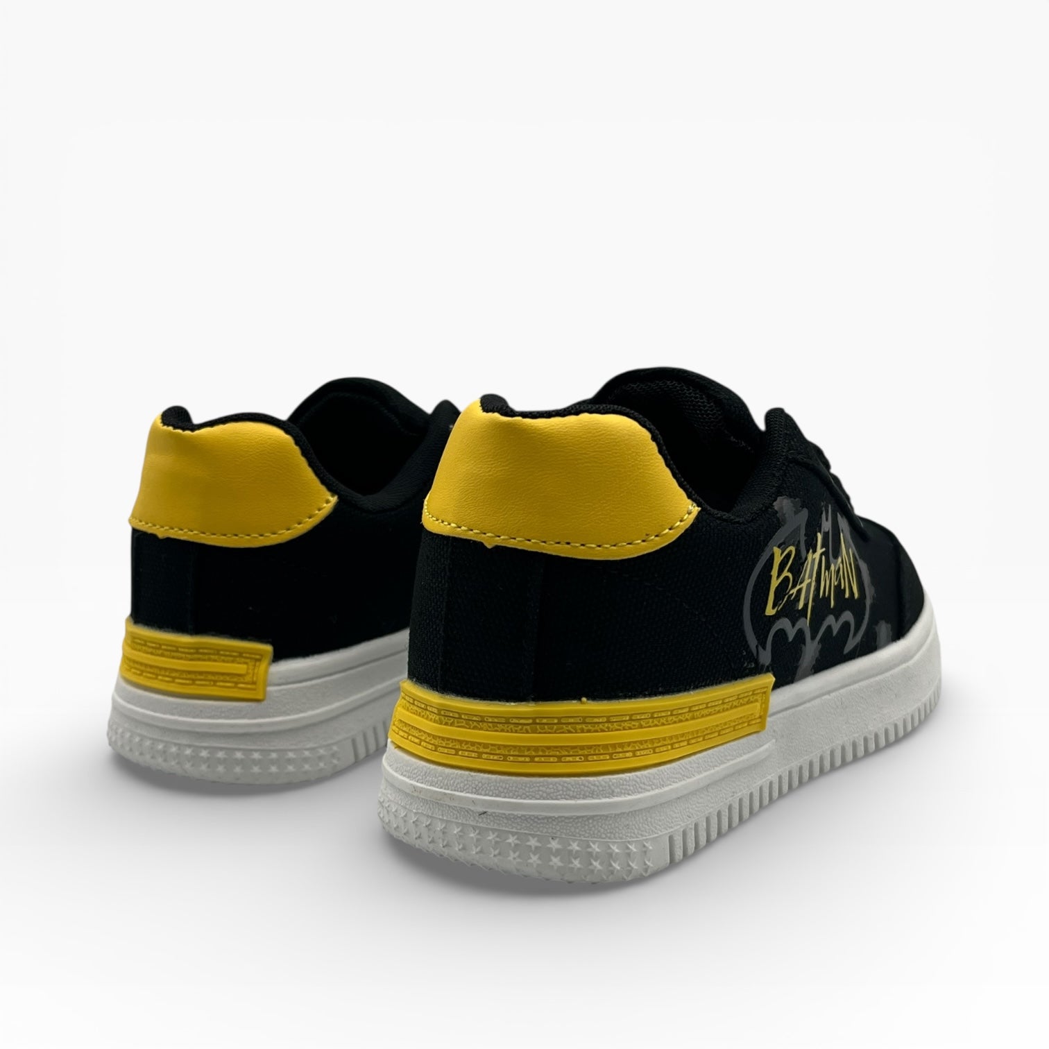 Baskets noires et jaunes LA CHAUSSURERIE avec logo Batman, semelle blanche, vue arrière.