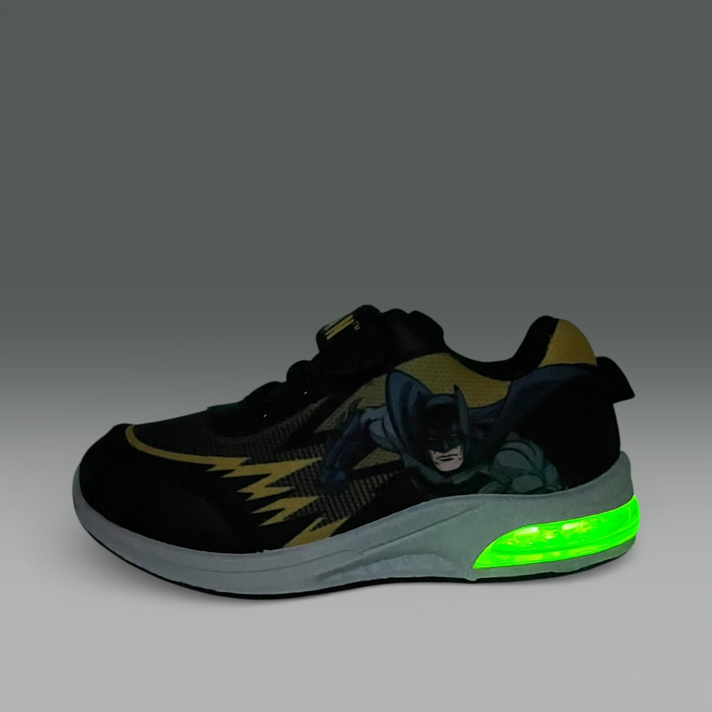 Baskets enfant noires Batman à lumière LED verte, LA CHAUSSURERIE, fond gris