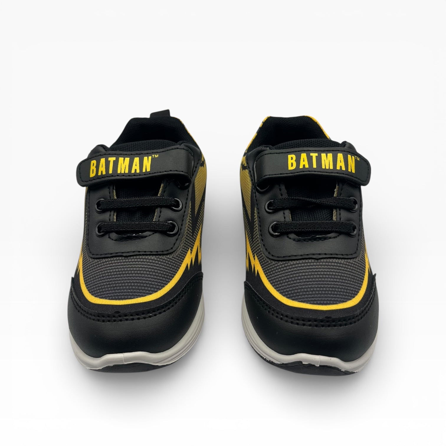 Baskets enfant noires et jaunes BATMAN en vente sur LA CHAUSSURERIE, vue face sur fond blanc.