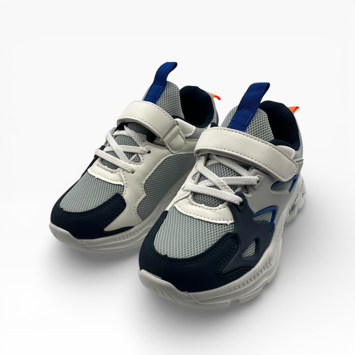 Baskets enfant bleu blanc à scratch et lacets LA CHAUSSURERIE sur fond blanc