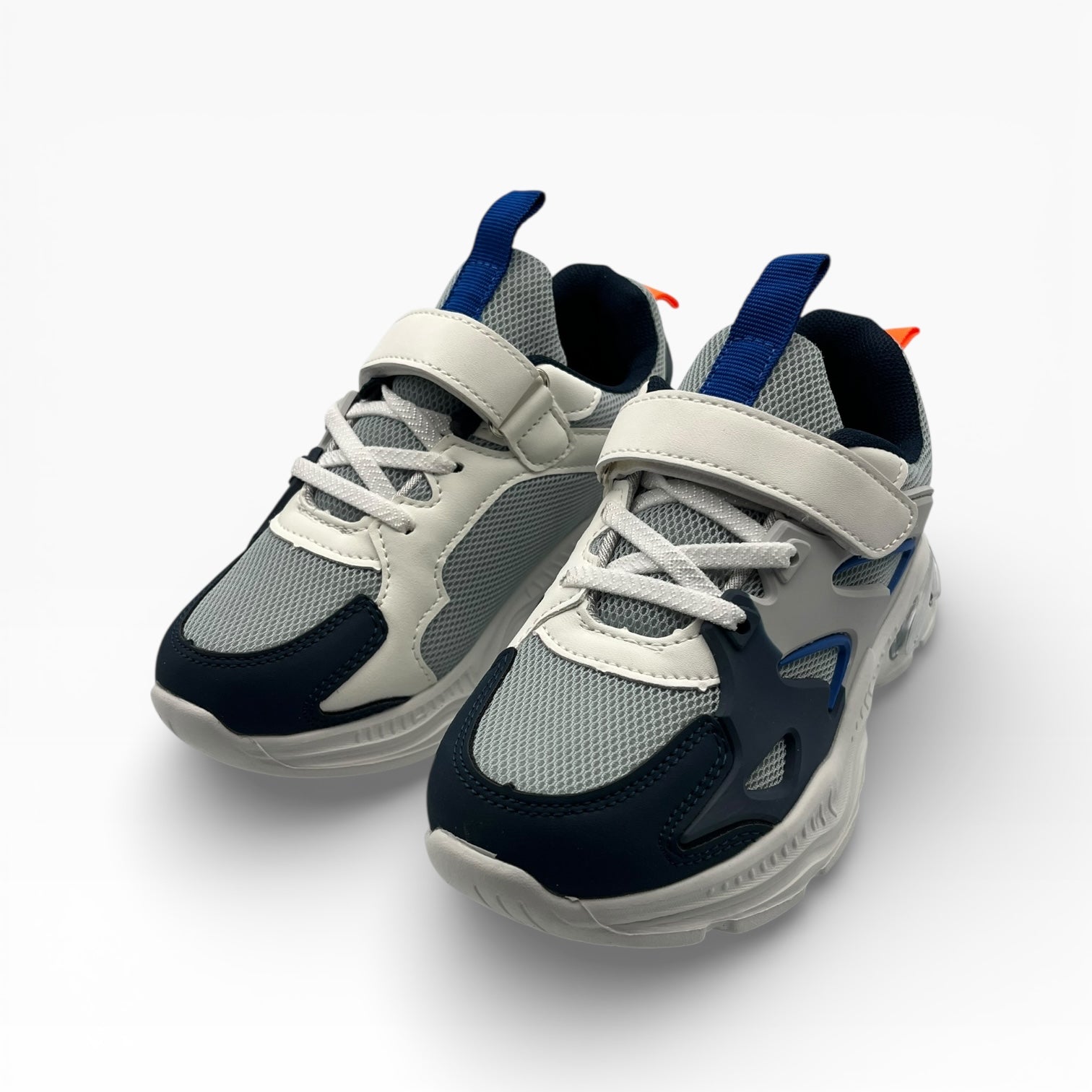 Baskets enfant bleu blanc à scratch et lacets LA CHAUSSURERIE sur fond blanc