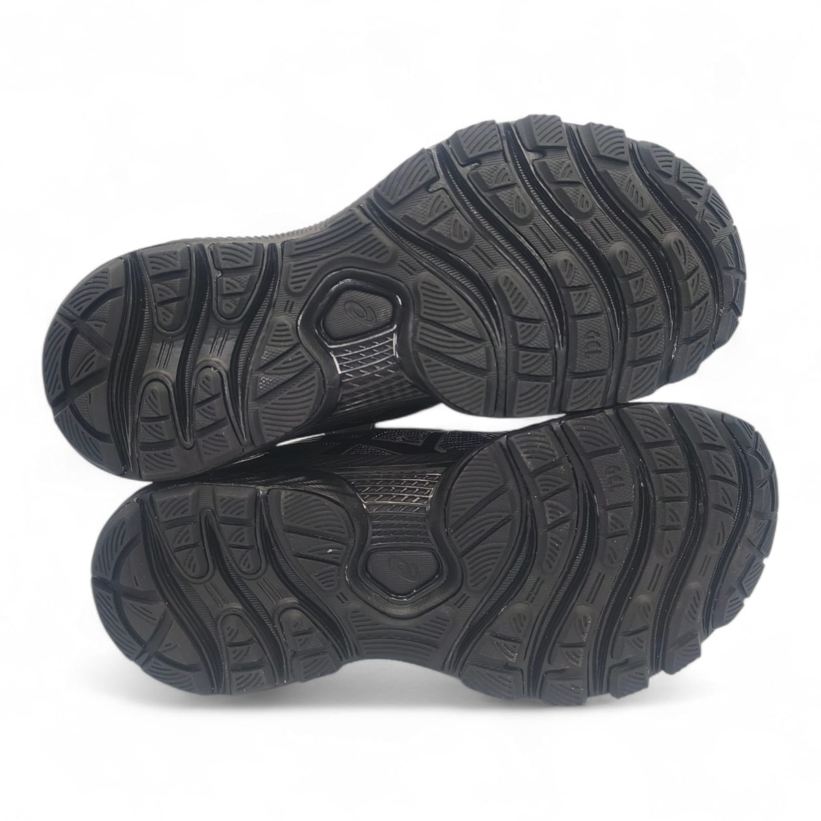 Semelles de chaussures noires robustes, vue dessous, LA CHAUSSURERIE, antidérapantes