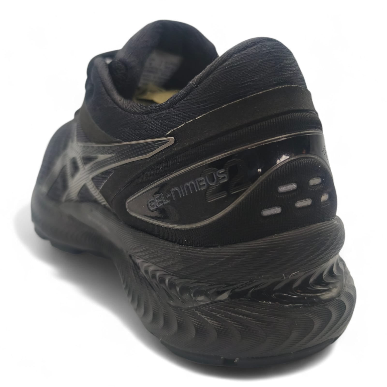 Baskets noires Asics GEL-Nimbus 22 vues de dos, vendues sur LA CHAUSSURERIE.