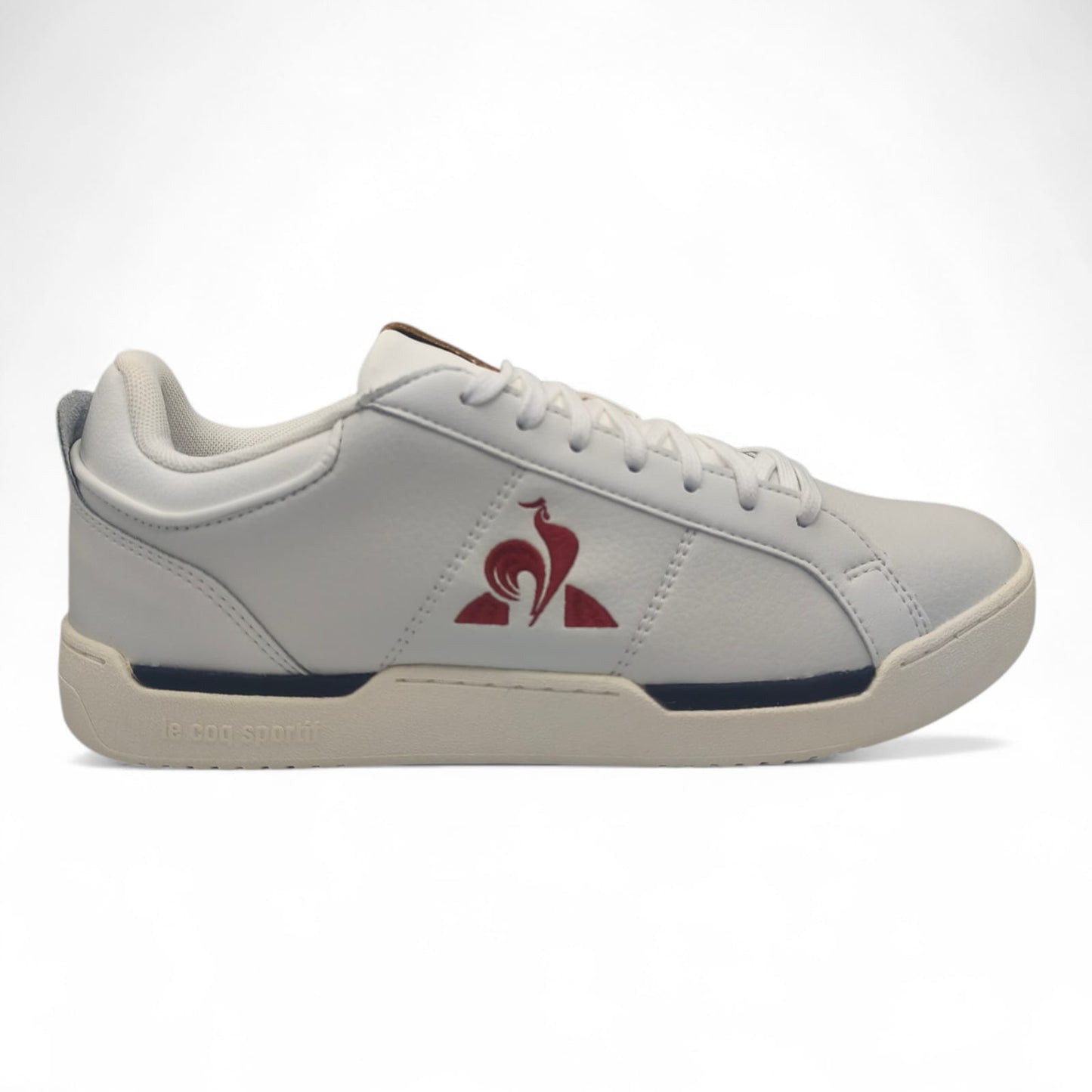 Baskets blanches Le Coq Sportif logo rouge, sneaker homme LA CHAUSSURERIE sur fond clair