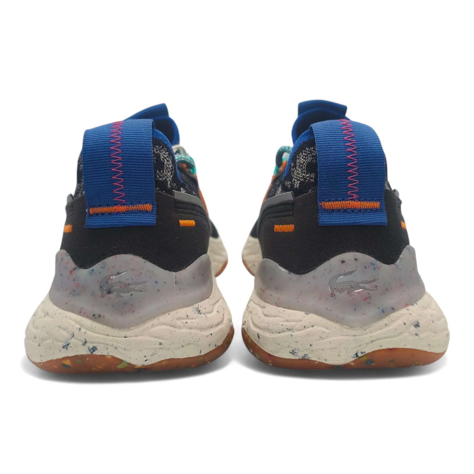 Baskets colorées vue arrière avec détails bleus et semelle mouchetée, LA CHAUSSURERIE