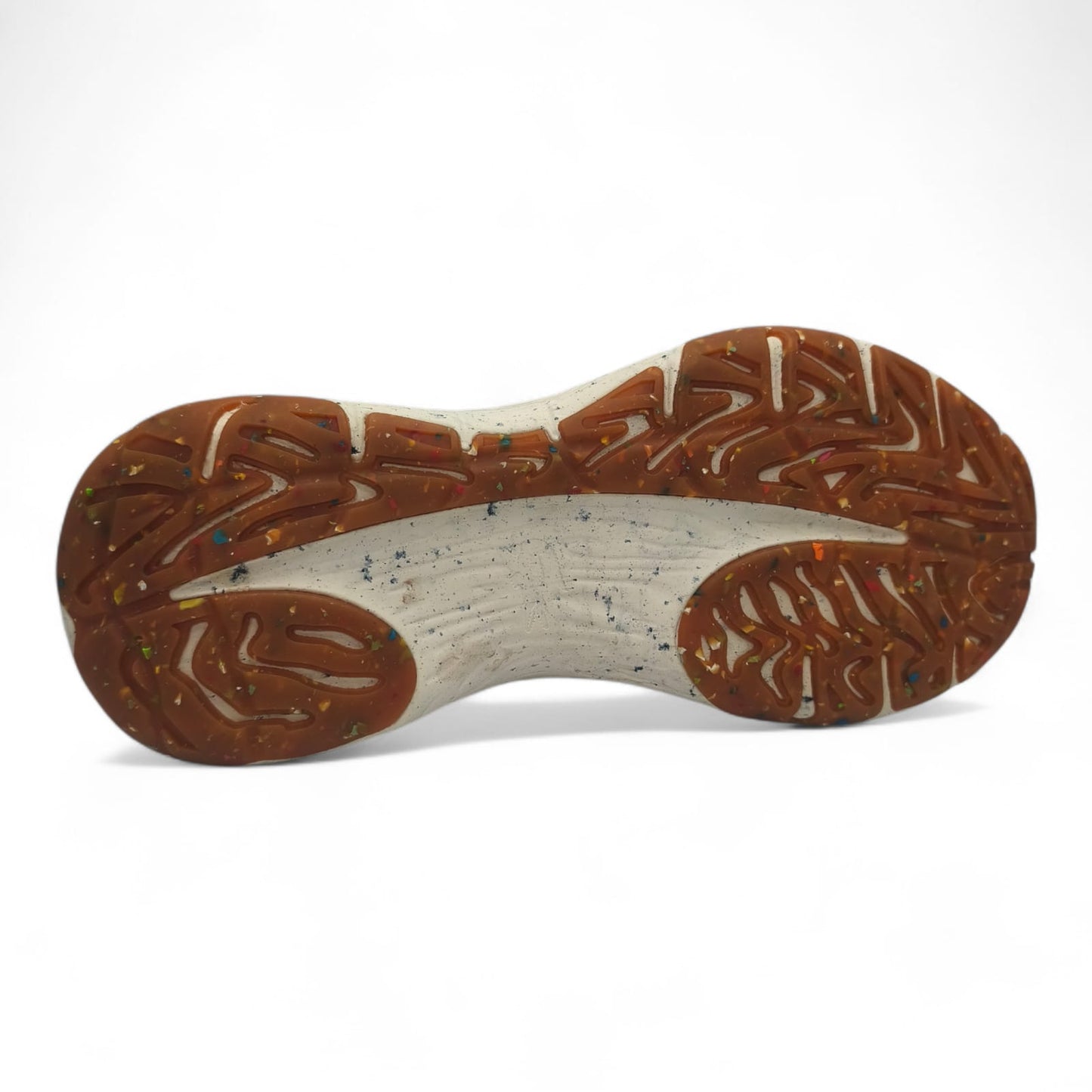 Semelle de chaussure orange et beige LA CHAUSSURERIE vue de dessous sur fond blanc