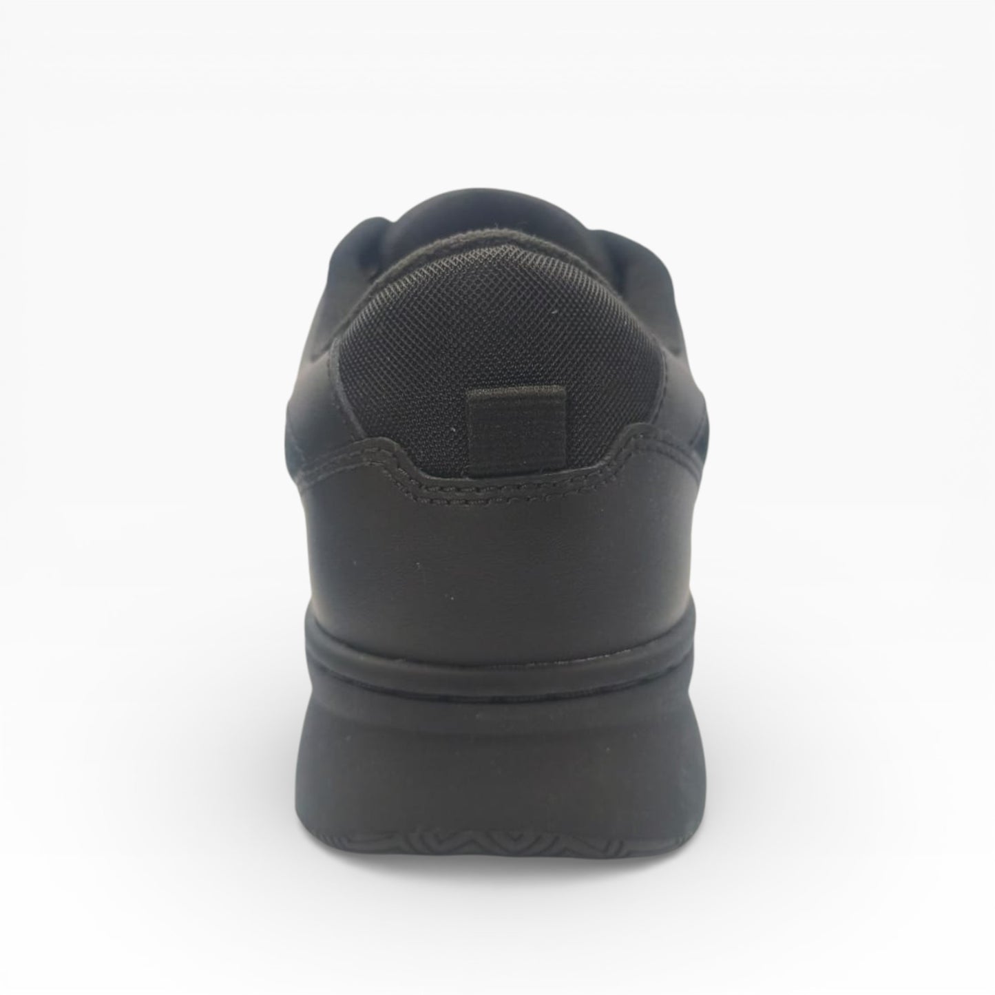 Chaussure noire vue de dos sur fond blanc, sneaker tendance LA CHAUSSURERIE