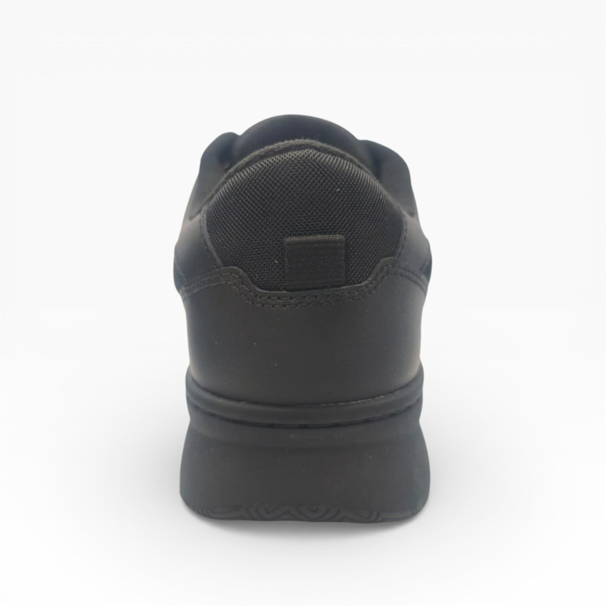 Chaussure noire vue de dos sur fond blanc, sneaker tendance LA CHAUSSURERIE