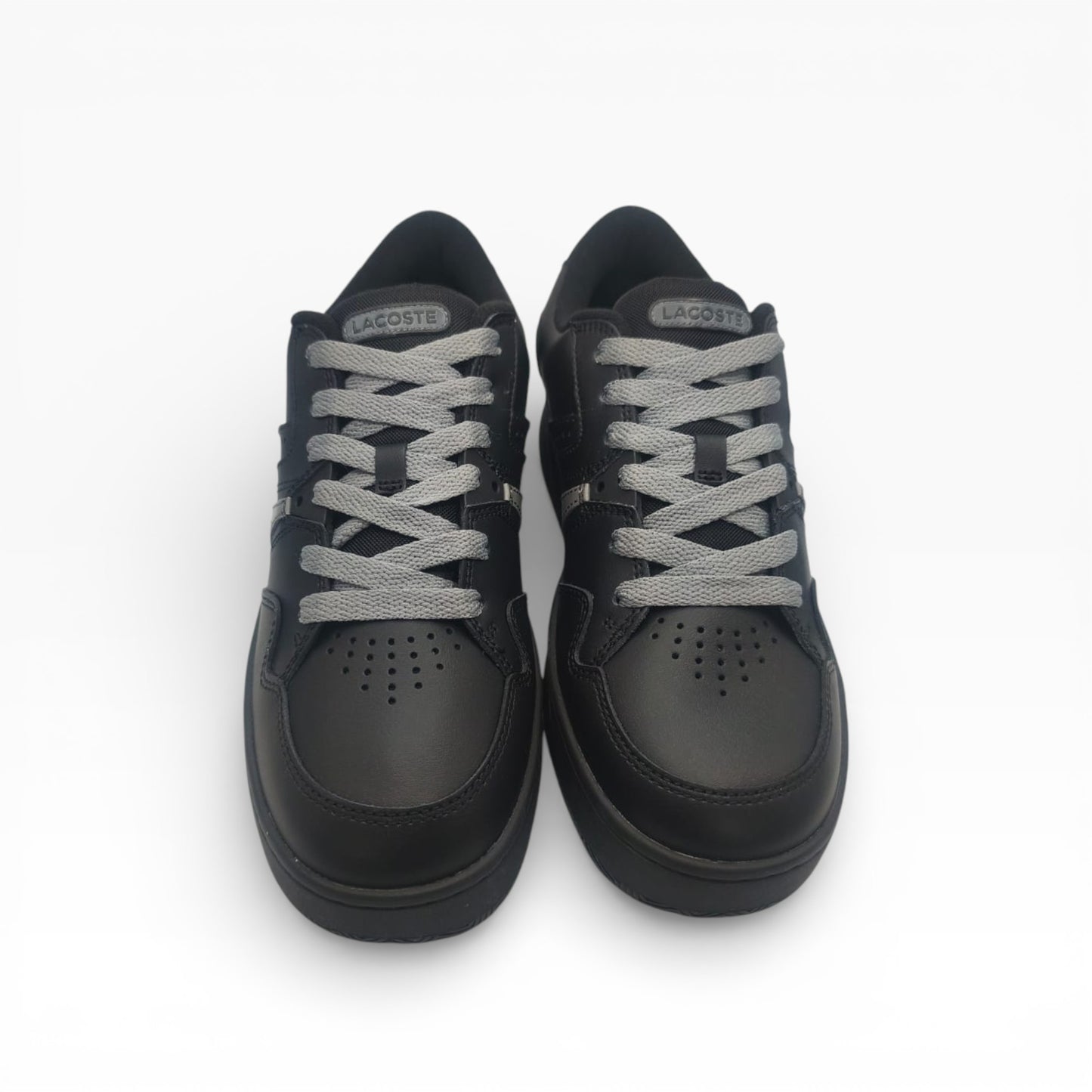Baskets Lacoste noires à lacets gris, vue du dessus, chaussures homme La Chaussurerie