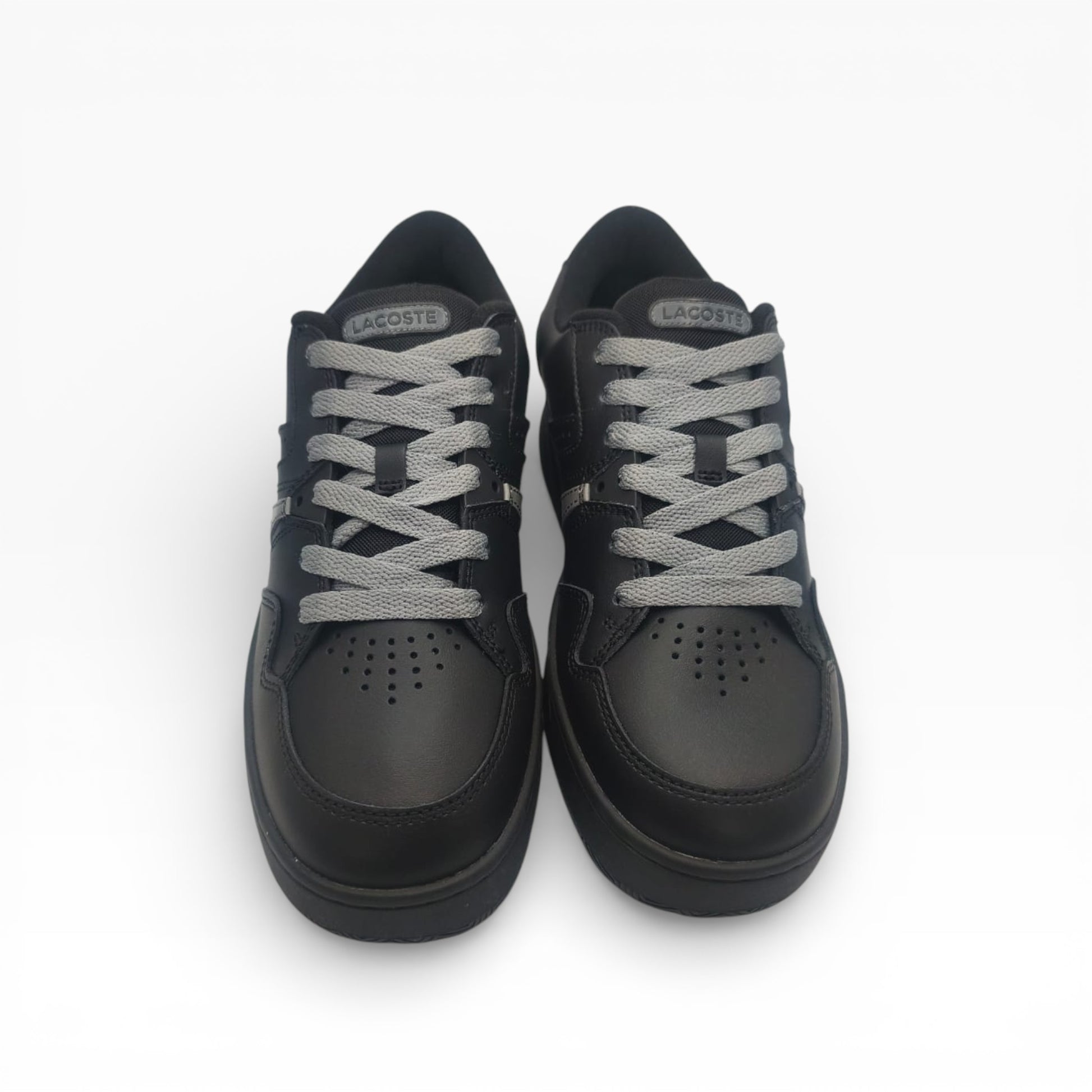 Baskets Lacoste noires à lacets gris, vue du dessus, chaussures homme La Chaussurerie