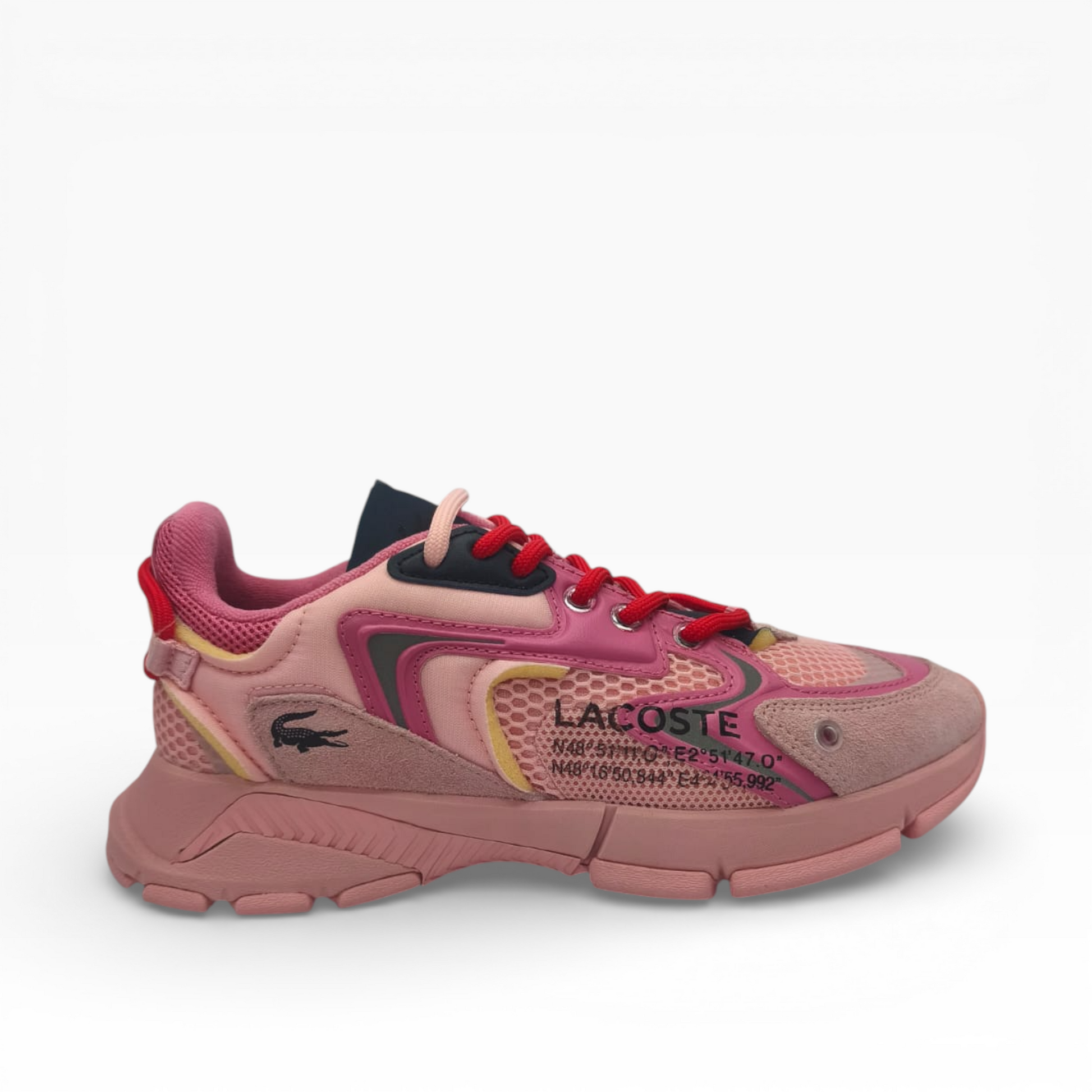 Baskets Lacoste roses et rouges pour femme, design moderne, présentées par LA CHAUSSURERIE