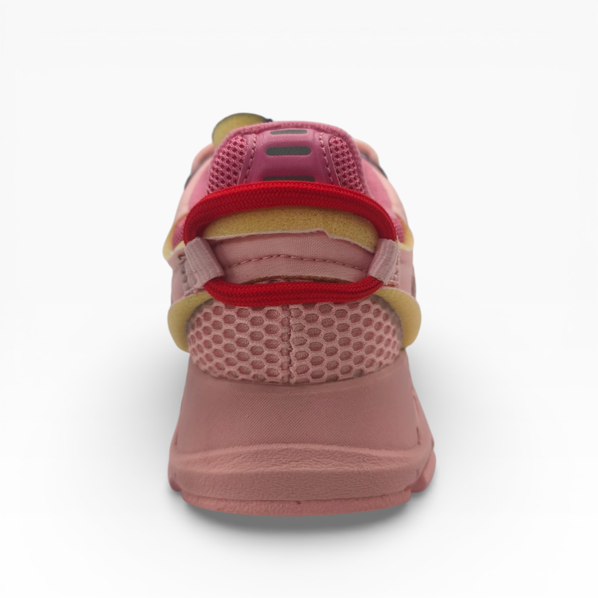 Basket rose et rouge vue arrière, mesh et détails jaunes, LA CHAUSSURERIE, fond blanc