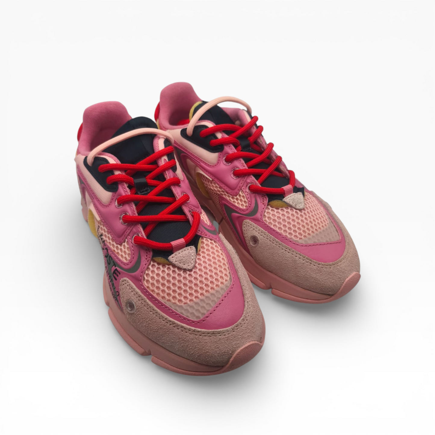 Baskets roses et rouges modernes en mesh et suède, LA CHAUSSURERIE, fond blanc épuré