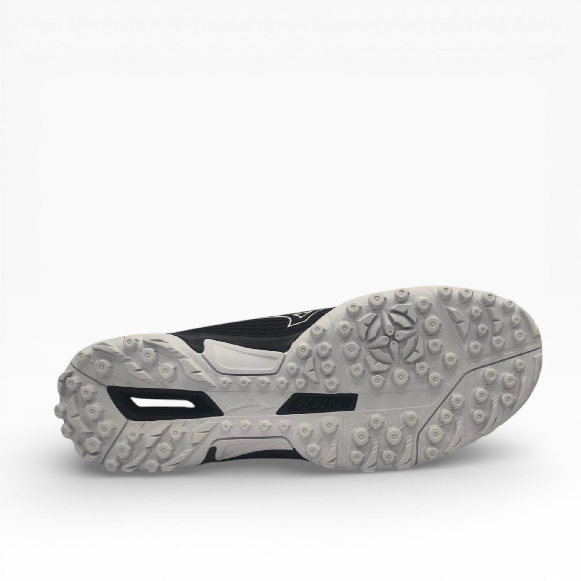 Semelle cramponnée de chaussure de sport noire, vue de dessous, LA CHAUSSURERIE