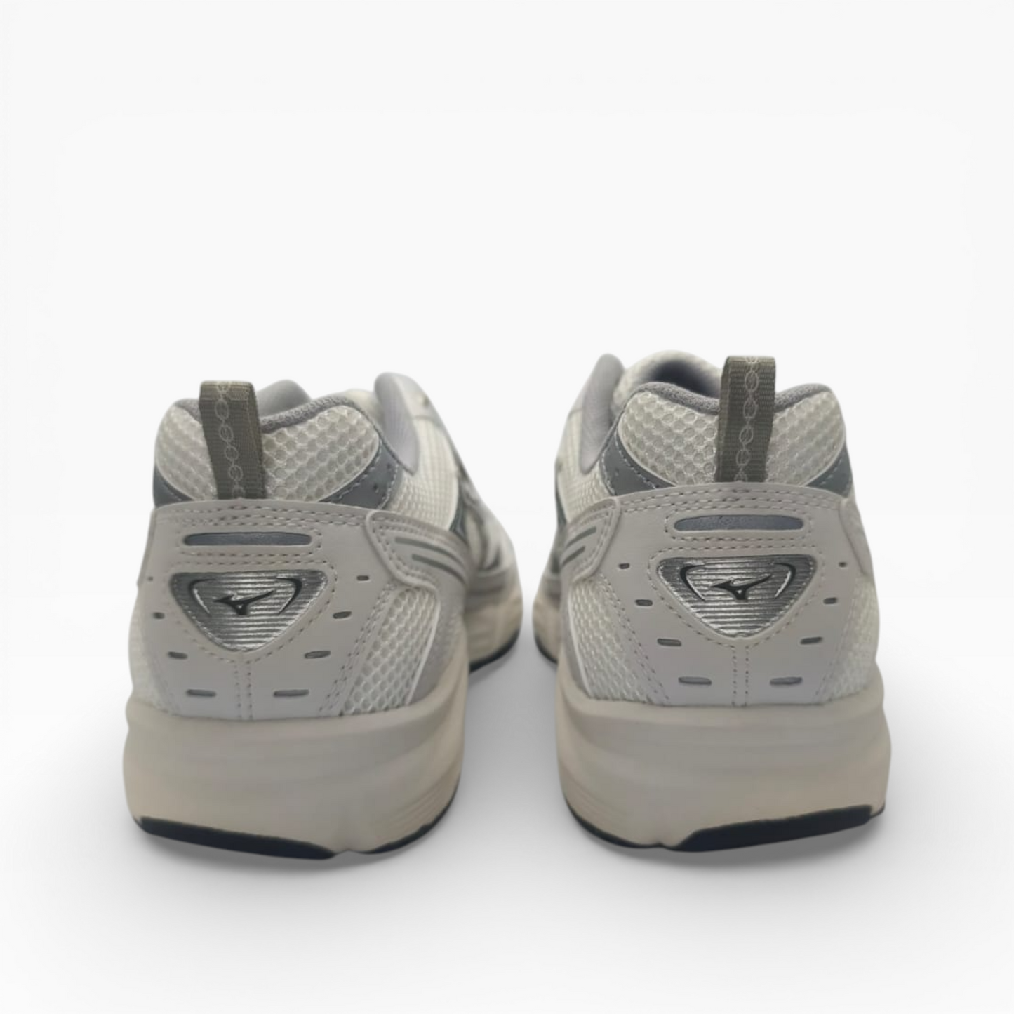 Baskets blanches Mizuno vue arrière sur fond blanc, LA CHAUSSURERIE chaussures tendance