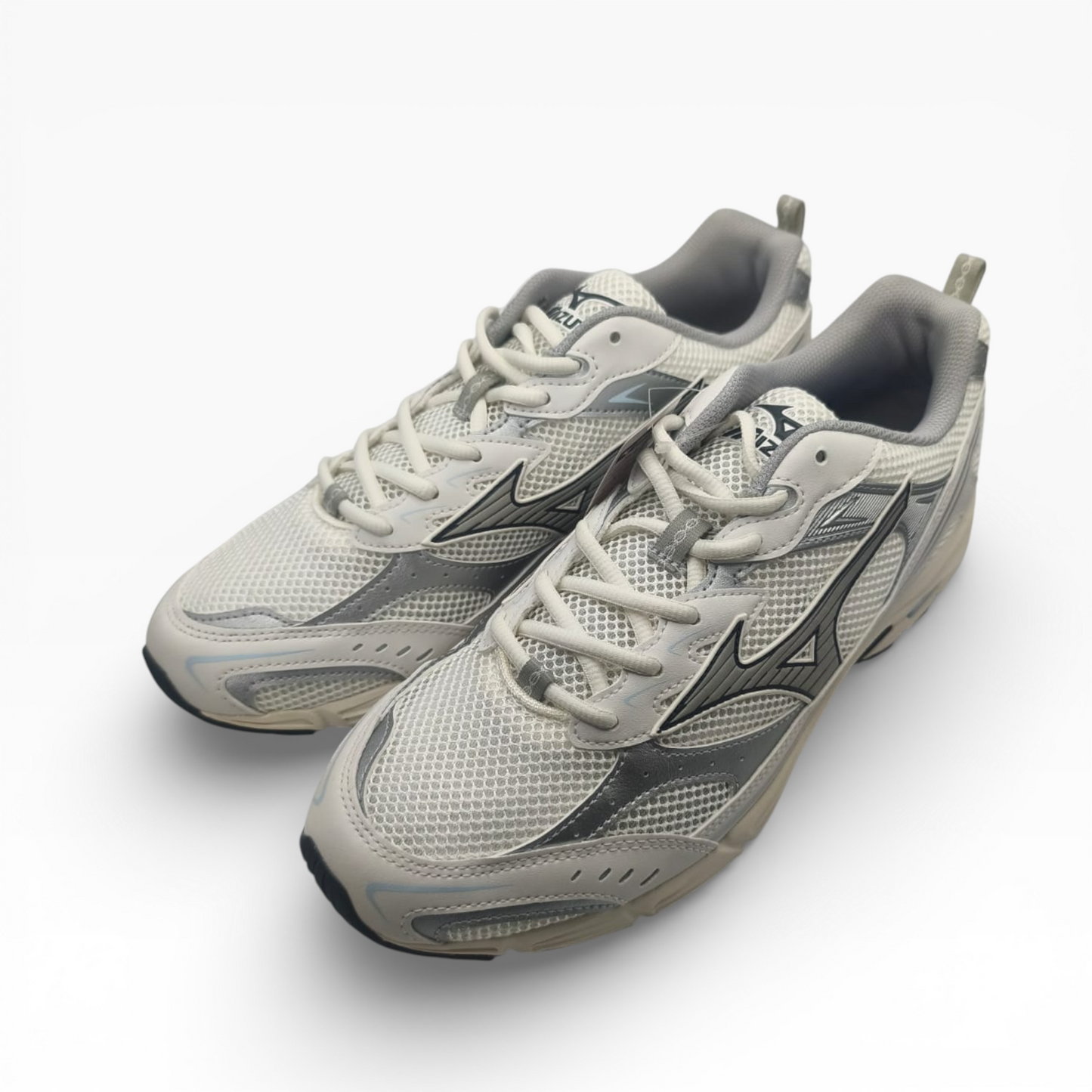 Baskets blanches et grises style running sur fond blanc, LA CHAUSSURERIE