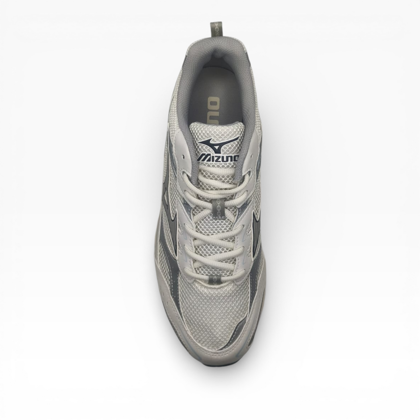 Baskets Mizuno grises et blanches vue du dessus, LA CHAUSSURERIE, fond blanc