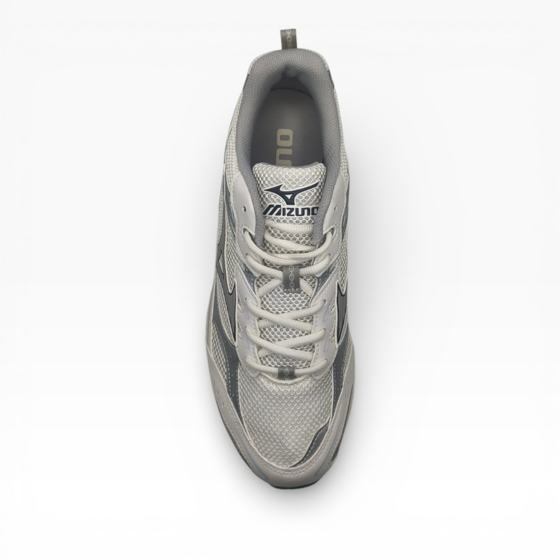 Baskets Mizuno grises et blanches vue du dessus, LA CHAUSSURERIE, fond blanc