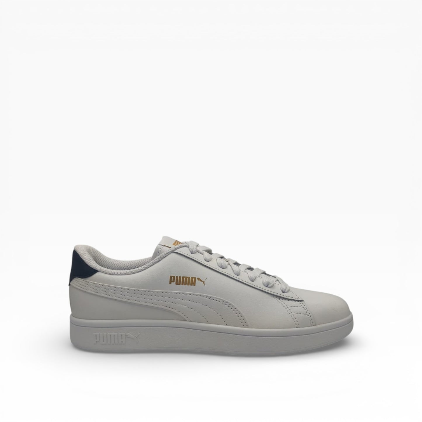 Baskets blanches Puma logo doré sur fond blanc, chaussure mode LA CHAUSSURERIE