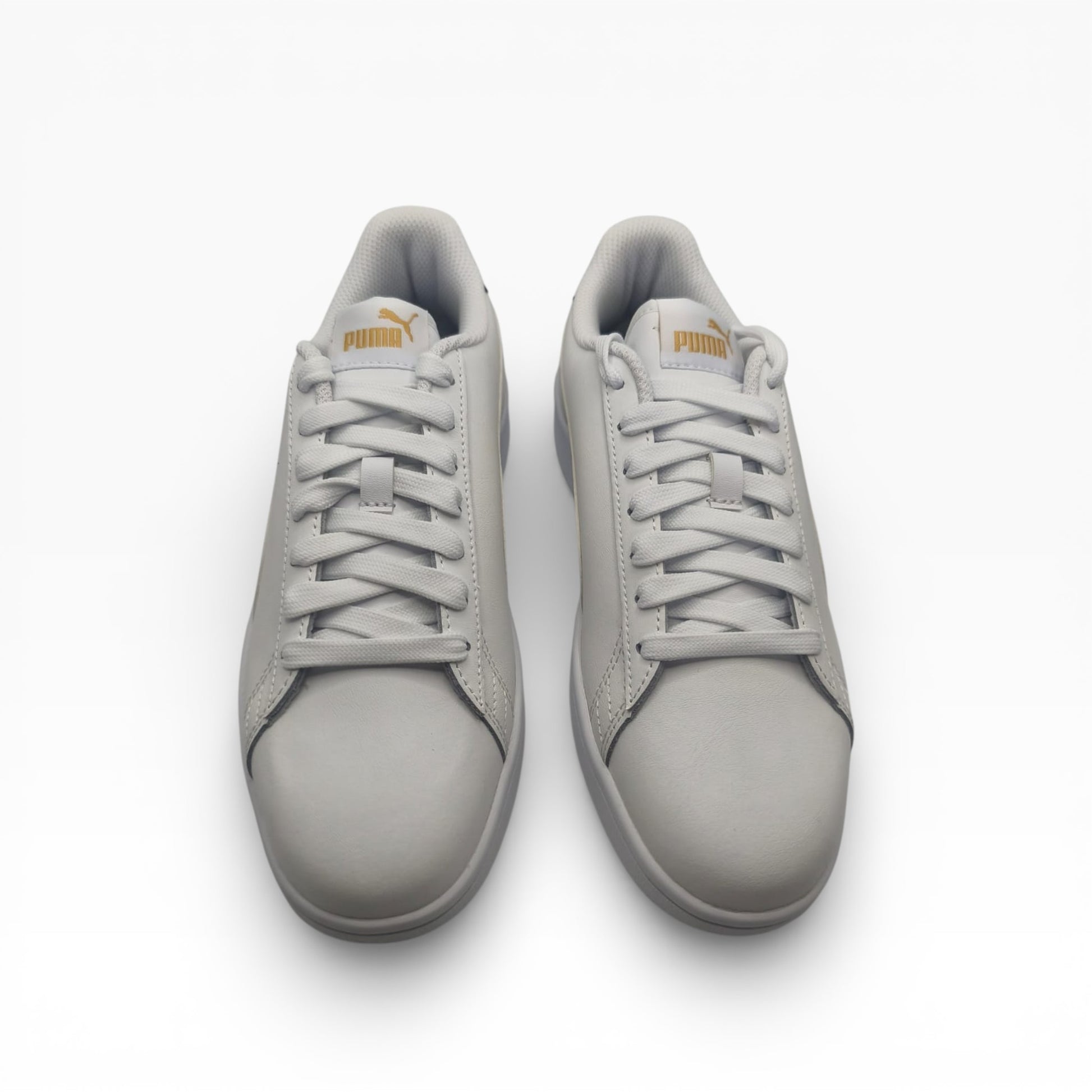 Paire de baskets blanches Puma en cuir, lacées, présentées sur fond blanc, LA CHAUSSURERIE