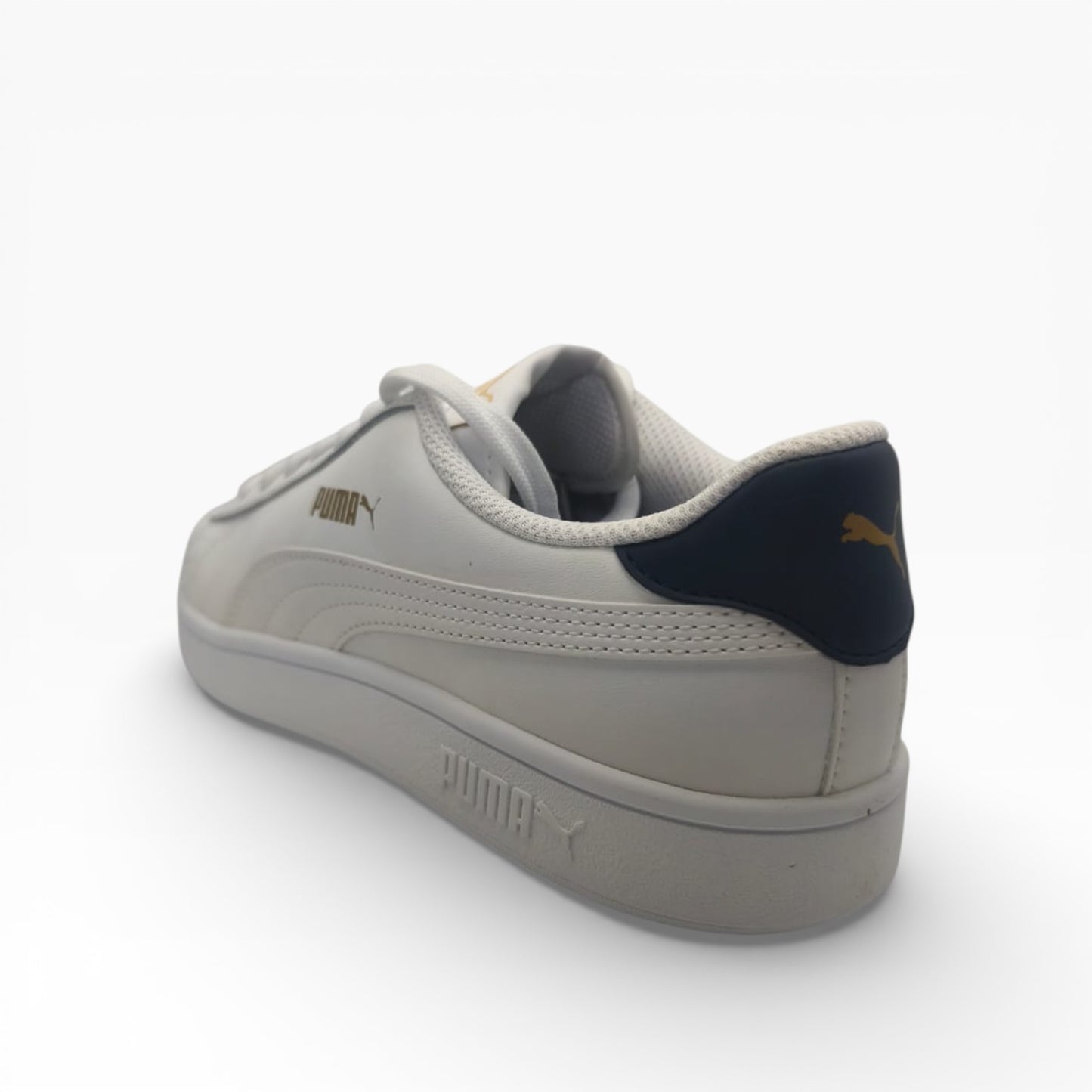 Baskets blanches Puma à logo doré, vue arrière, sur fond blanc, LA CHAUSSURERIE