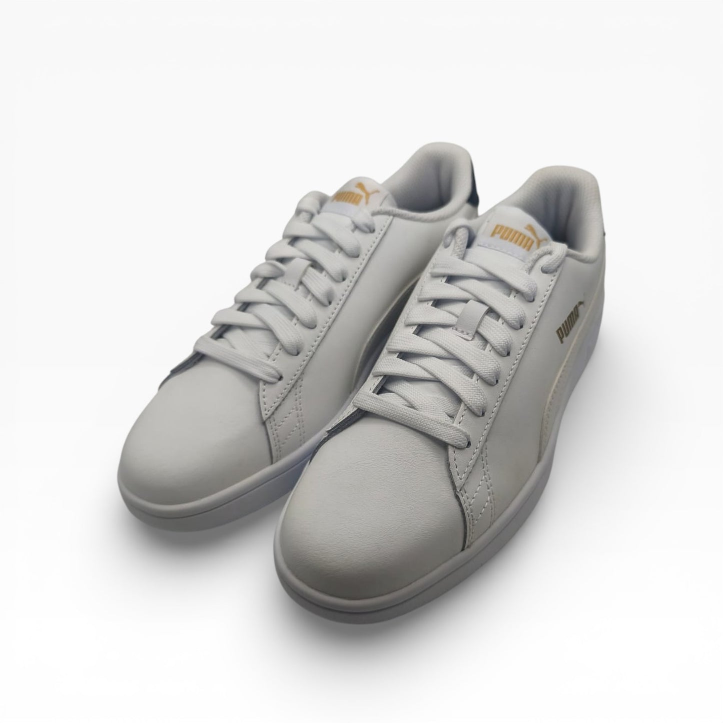 Baskets Puma blanches en cuir, lacets blancs, sur fond blanc, LA CHAUSSURERIE