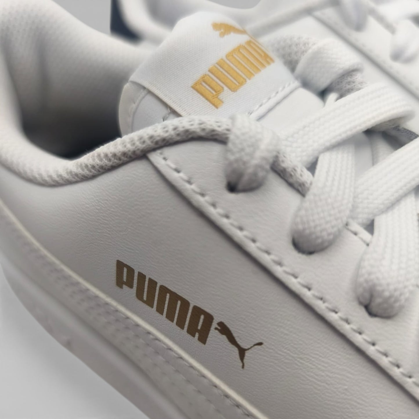 Baskets blanches Puma en cuir avec logo doré, LA CHAUSSURERIE boutique chaussures