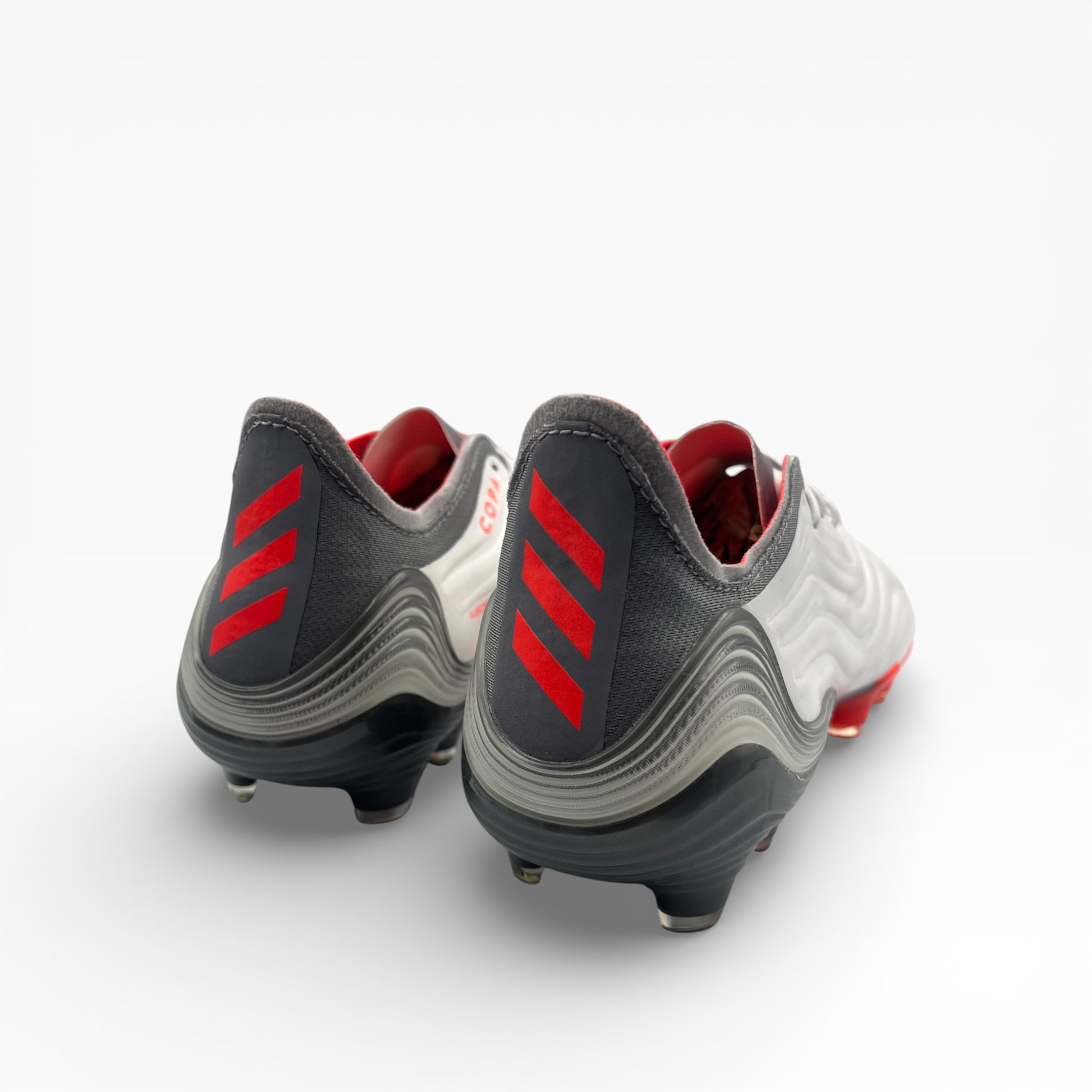 Chaussures de football Adidas Copa Sense.1 gris et rouge, vue arrière, disponibles sur LA CHAUSSURERIE