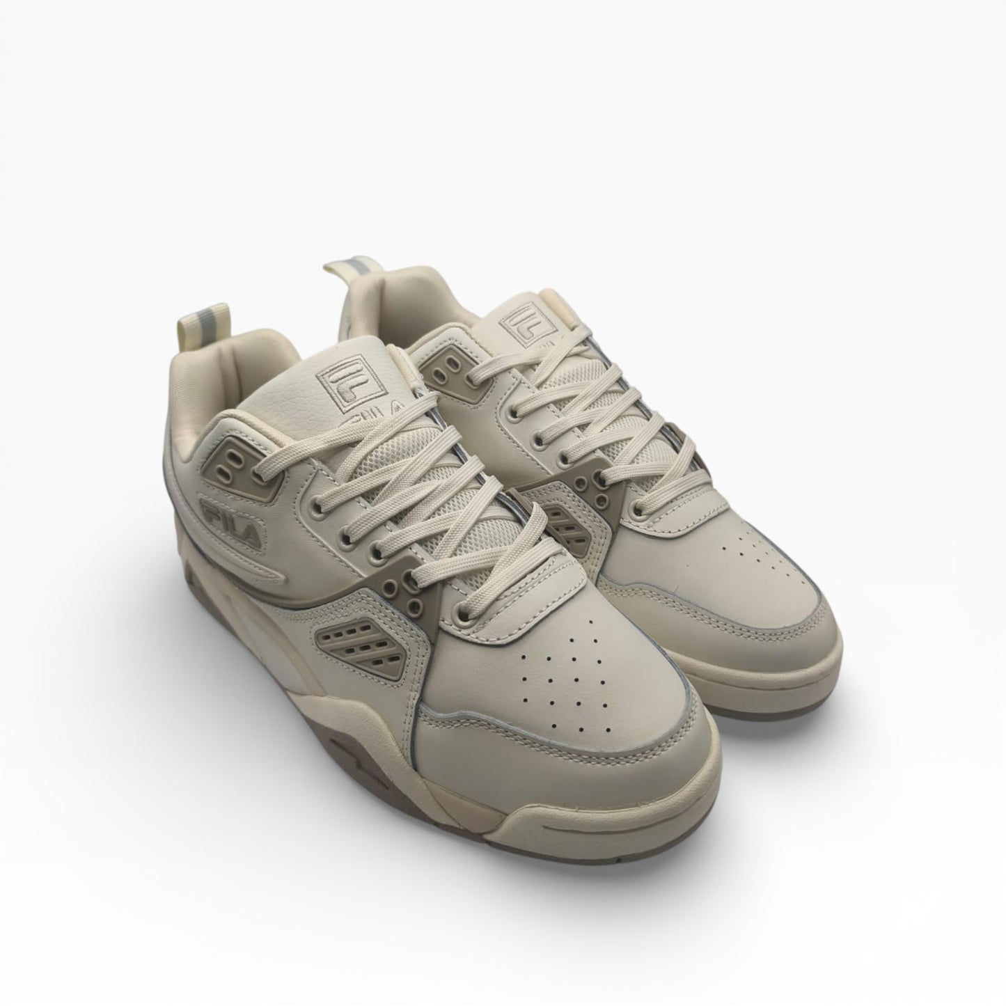 Baskets Fila Casim beige pour homme, vue de trois quarts, sur fond blanc, LA CHAUSSURERIE