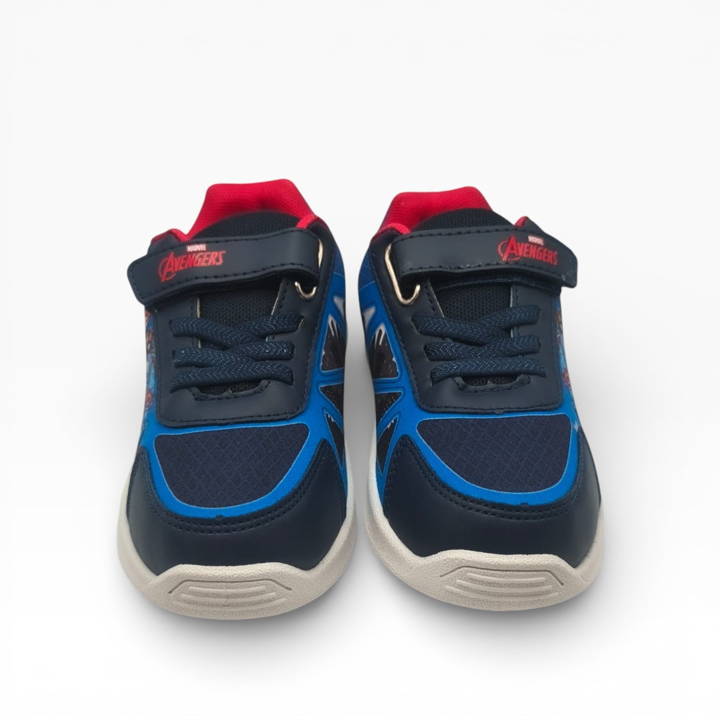 Vue de face des chaussures montrant les lacets élastiques et le scratch Avengers.