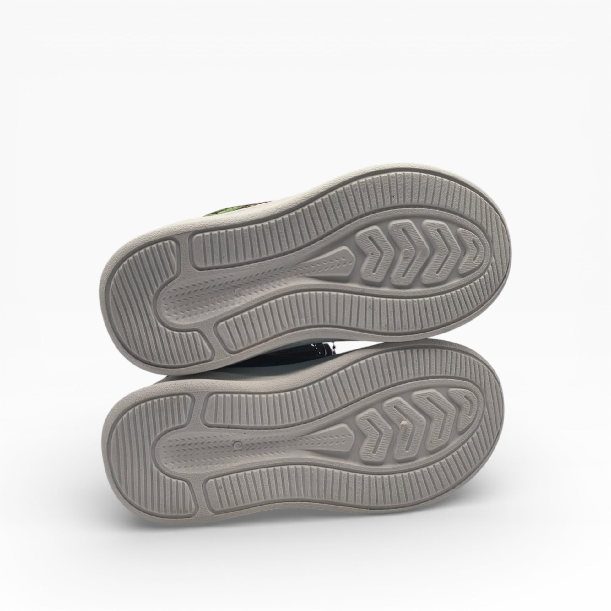 Vue de dessous de la semelle grise texturée des baskets Avengers pour enfant.