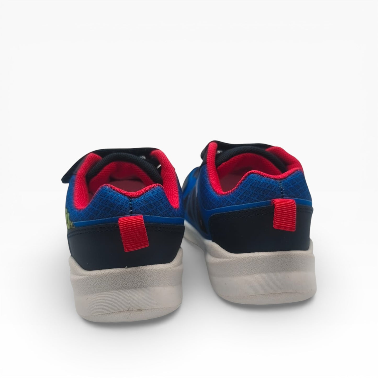 Vue arrière des talons des chaussures montrant les tirettes rouges et le mesh bleu.