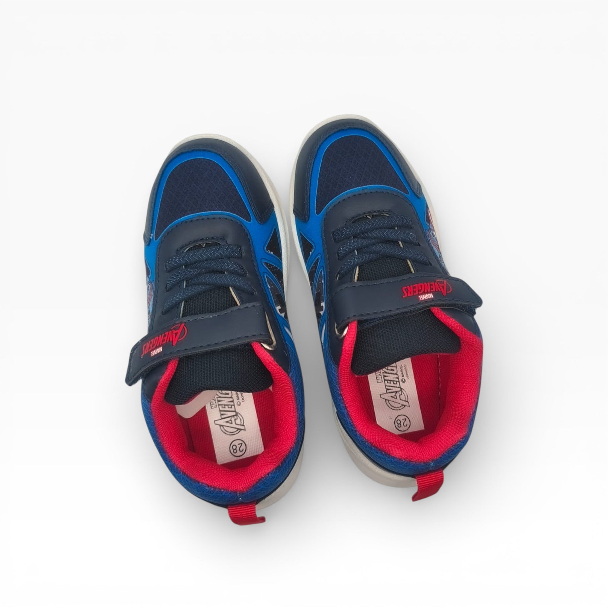 Vue de dessus des chaussures Avengers montrant l'intérieur rouge et les logos.