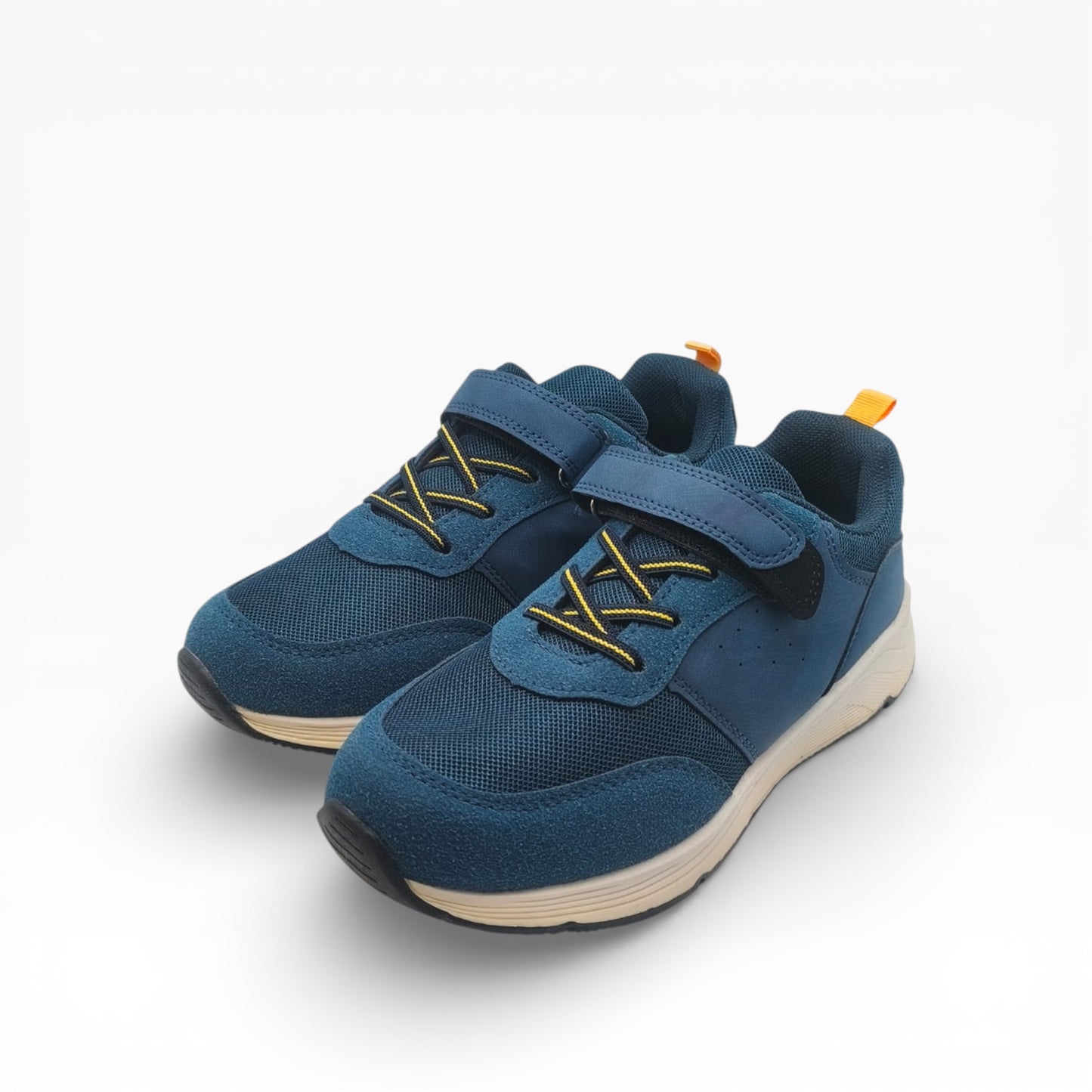 Chaussures de sport enfant bleu à lacets jaunes, look dynamique, sur fond blanc, LA CHAUSSURERIE