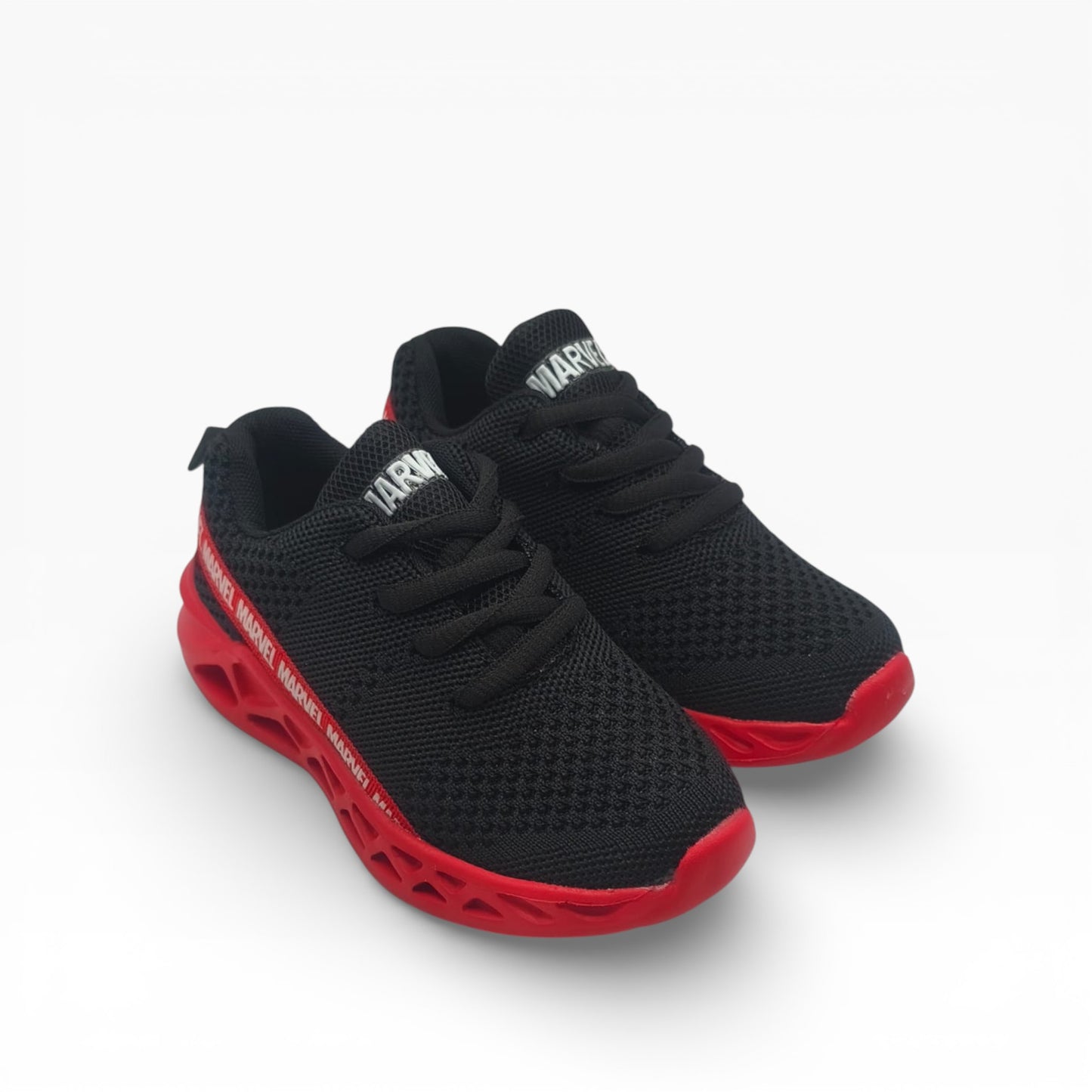 Chaussures de sport enfant Marvel noires et rouges LA CHAUSSURERIE, maille respirante