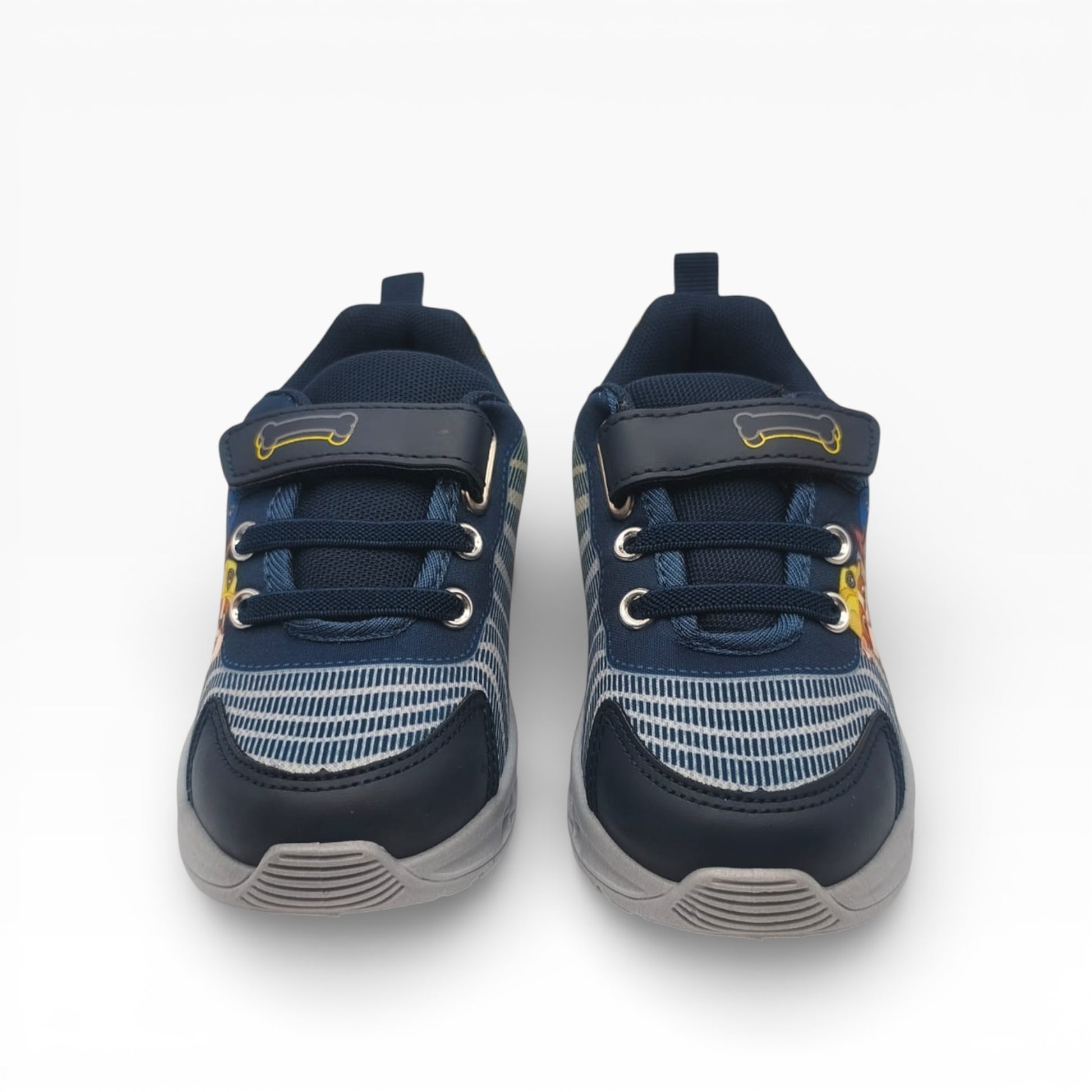 Paire de chaussures de sport Pat' Patrouille vue de face avec lacets élastiques et scratch.