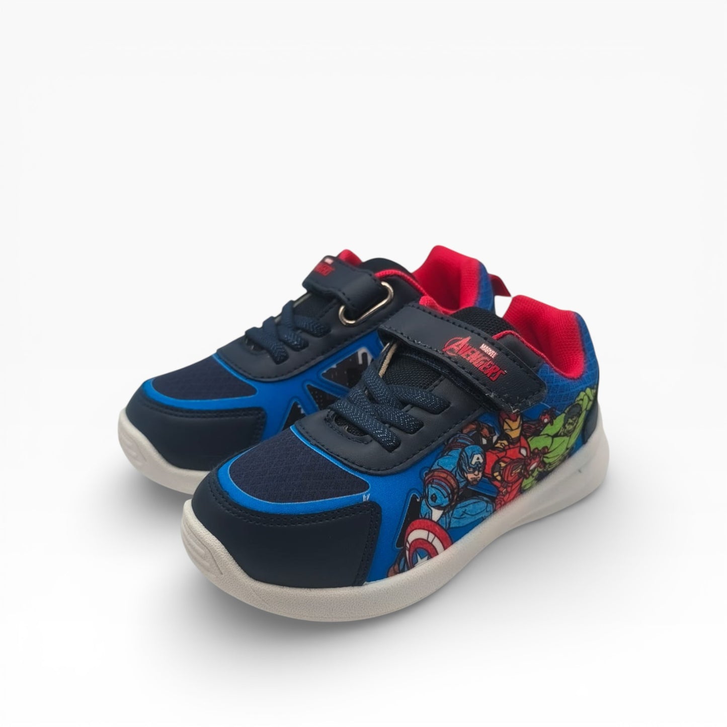 Paire complète de baskets Avengers pour garçon présentée de trois-quarts.