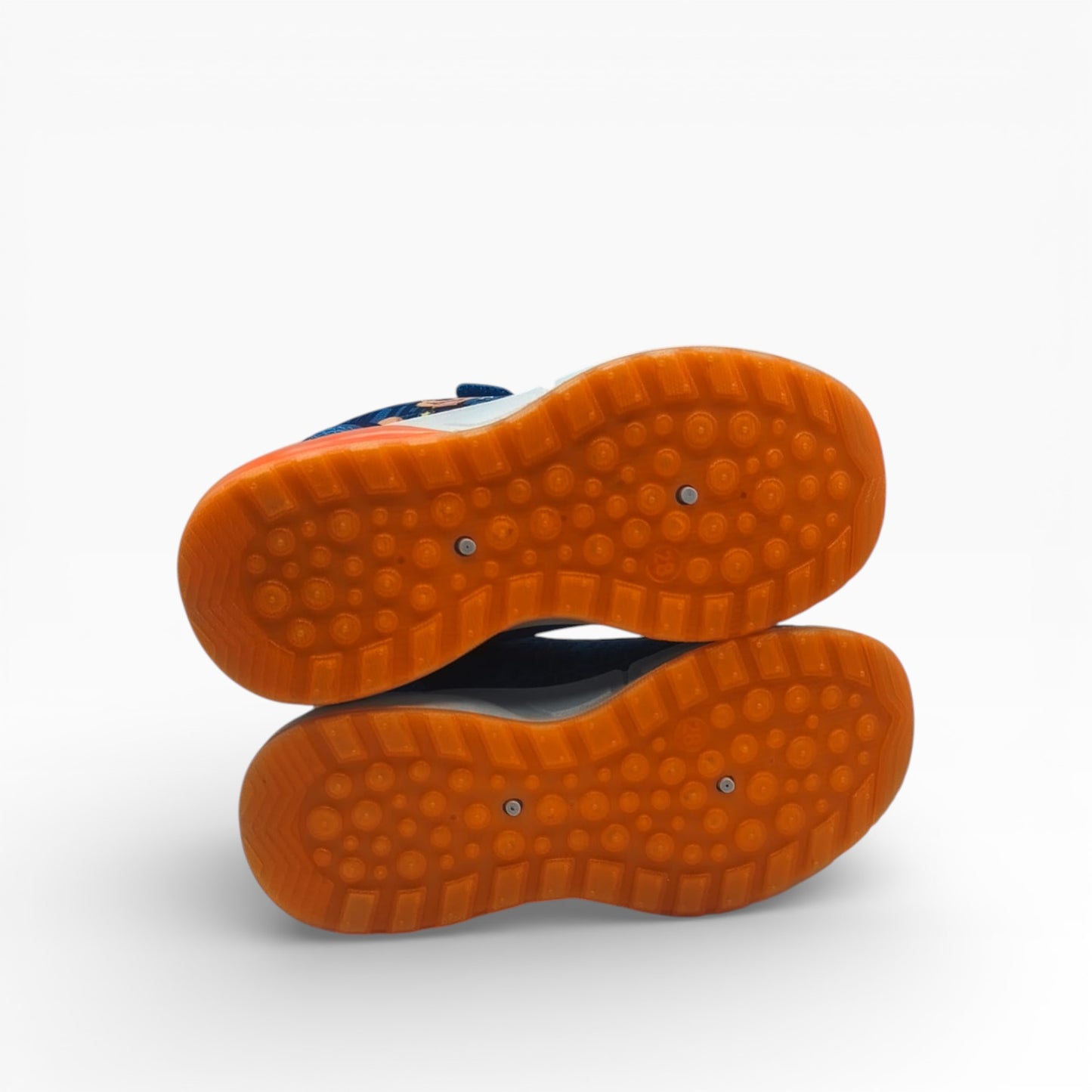 Semelle antidérapante orange de chaussure enfant, LA CHAUSSURERIE, vue en gros plan