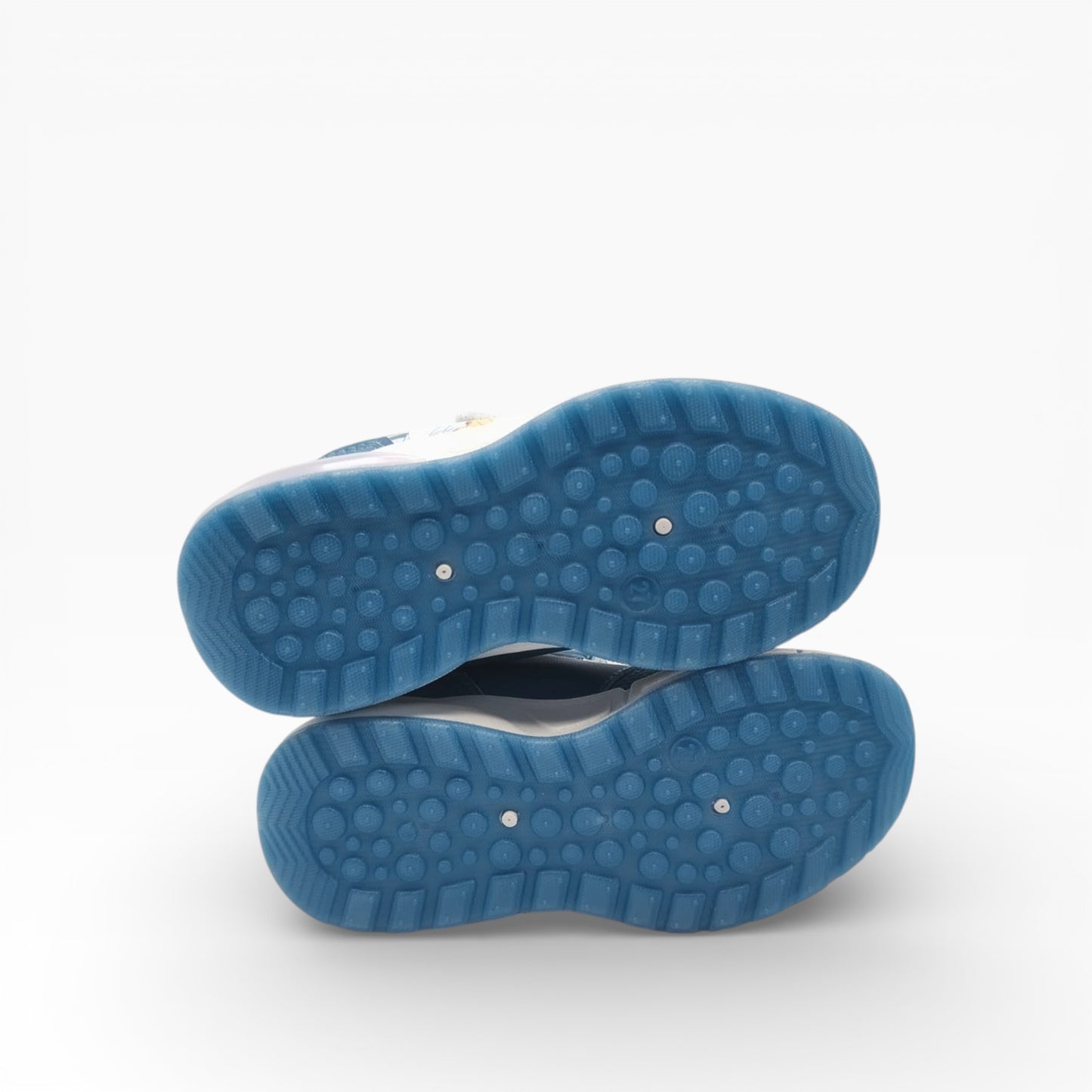 Semelles antidérapantes bleues pour chaussures enfant présentées sur fond blanc, LA CHAUSSURERIE.