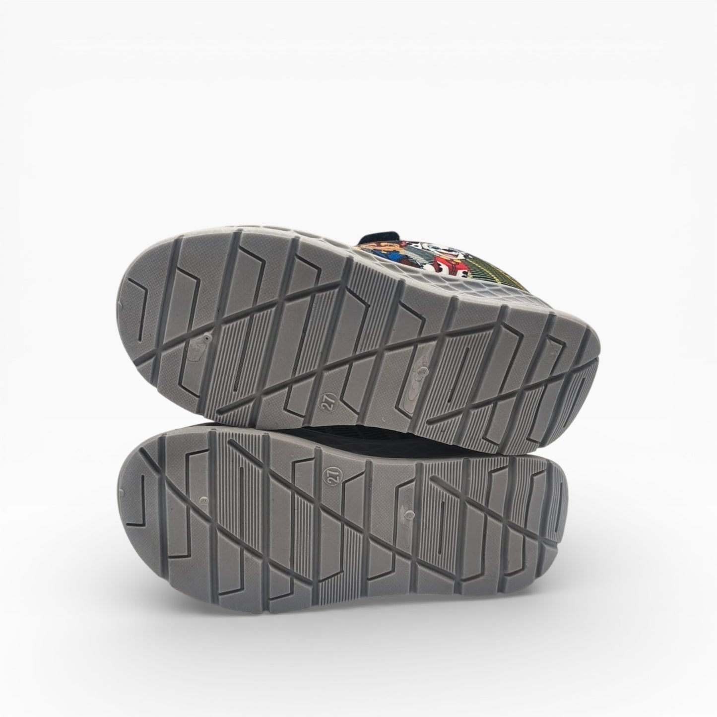 Vue de dessous de la semelle grise antidérapante des baskets Pat' Patrouille taille 27.