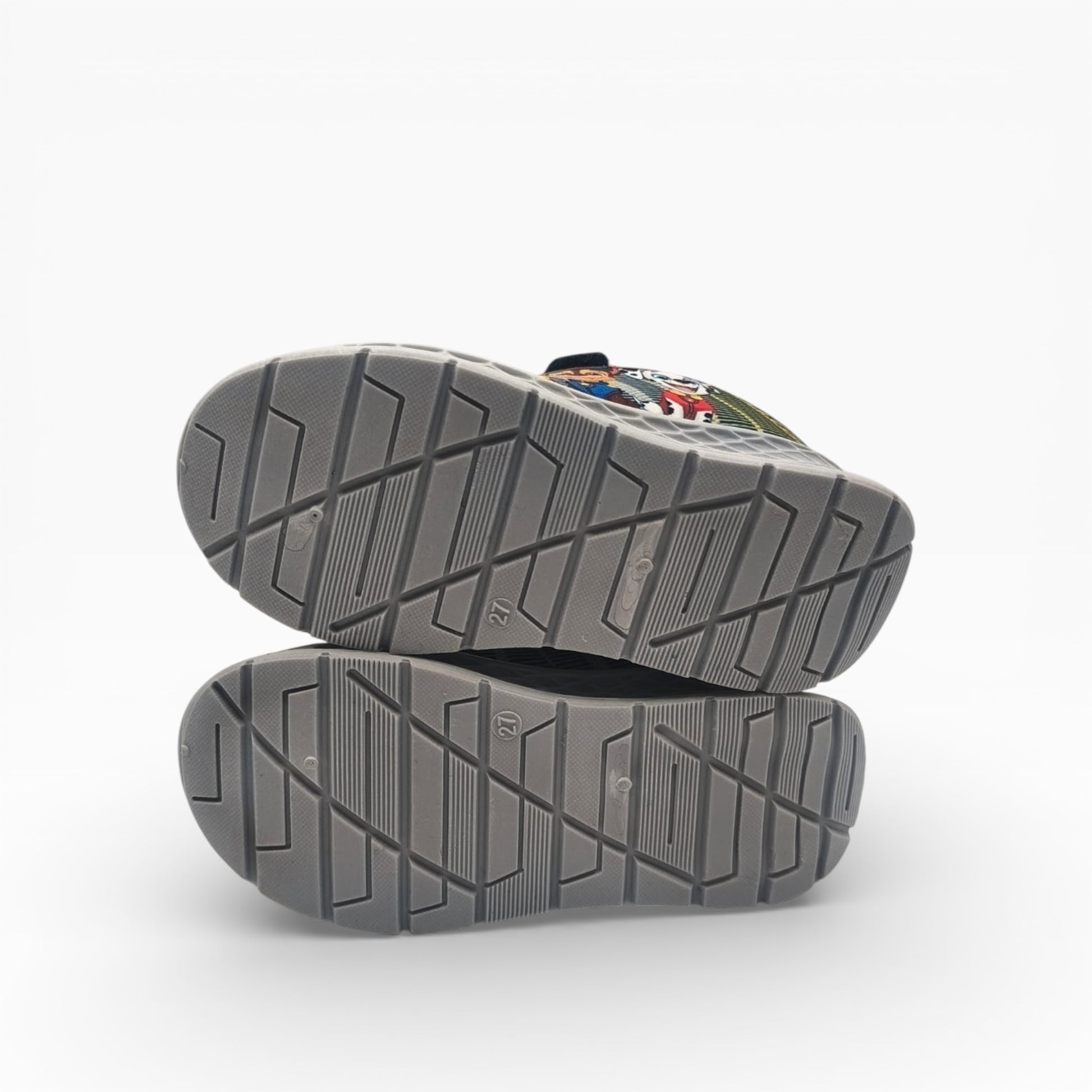 Vue de dessous de la semelle grise antidérapante des baskets Pat' Patrouille taille 27.