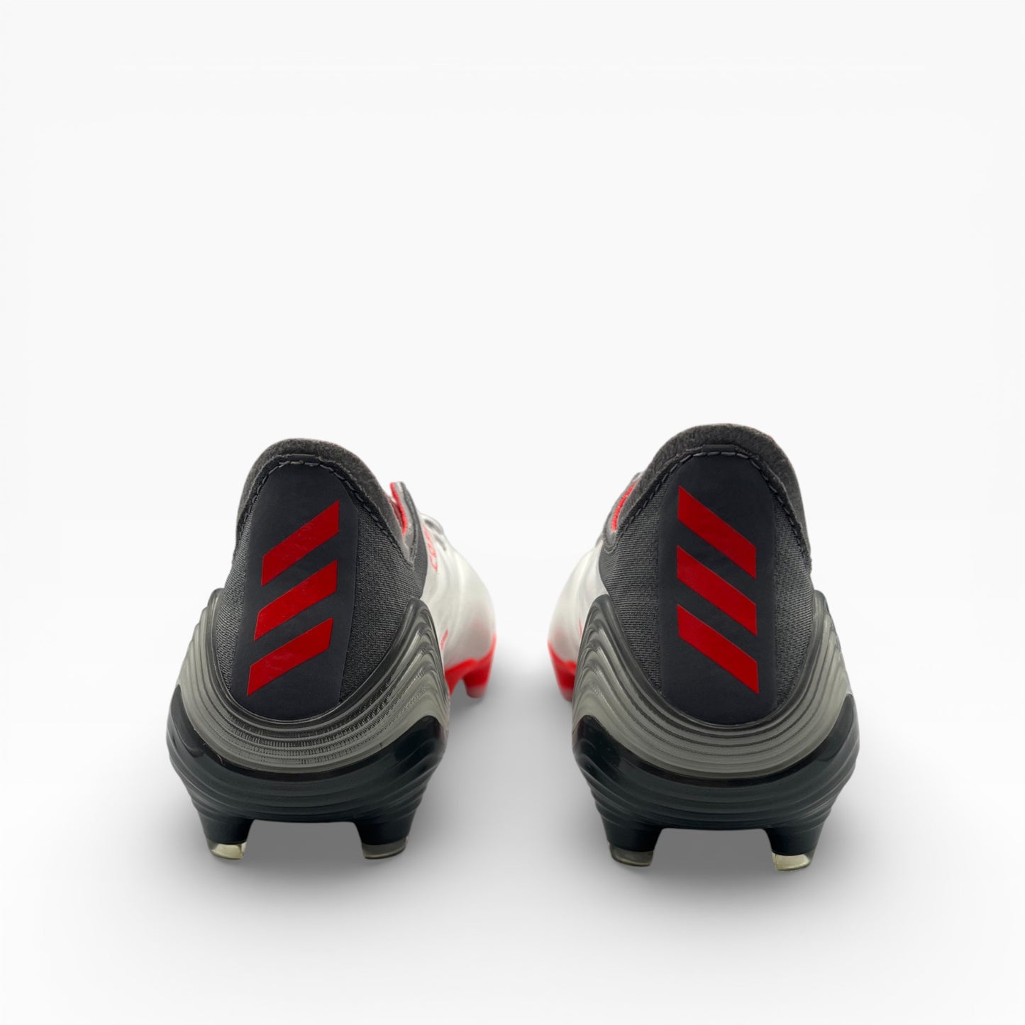 Talons de chaussures de foot adidas Copa Sense avec logo 3 bandes rouges sur fond blanc, LA CHAUSSURERIE
